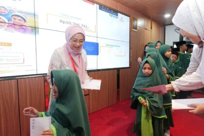 CEO AdMedika Dian Prambini memberikan santunan Ramadan AdMedika kepada anak-anak yatim piatu, saat acara puncak Semarak Ramadan AdMedika, beberapa waktu yang lalu. Foto: Telkom Indonesia