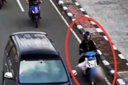 Rekaman CCTV pelaku pembunuh pria dalam karung bawa jasad korban menggunakan sepeda motor. Foto: Tangkapan layar Instagram @medsoszone