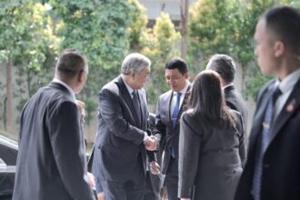 Kepala Badan Nasional Penanggulangan Bencana (BNPB), Suharyanto saat menyambut Wakil Perdana Menteri (PM), Dato Seri Ahmad Zahid bin Hamidi di lobi Graha BNPB Jakarta, pada Senin (21/4/2025). Foto: Ist