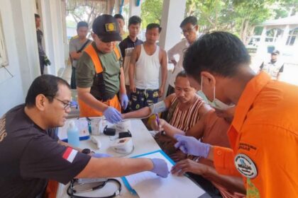 Tim kesehatan yang dikerahkan Pemerintah Indonesia memberikan pelayanan kesehatan kepada warga lokal Myanmar, Kamis (3/4/2025). Titik pelayanan kesehatan berada di sekitar Base of Operation Tim INASAR. Foto: Tim INASAR