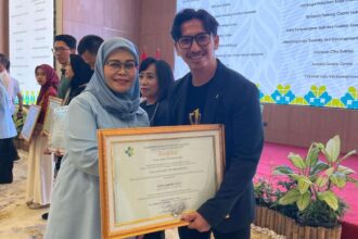 Satu Visi Manajemen terima sertifikat akreditasi dari Kemenkes, Senin (14/4/2025). Foto: Ist