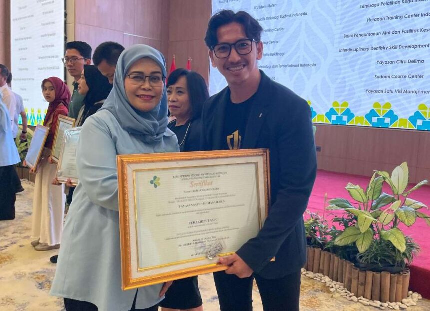 Satu Visi Manajemen terima sertifikat akreditasi dari Kemenkes, Senin (14/4/2025). Foto: Ist