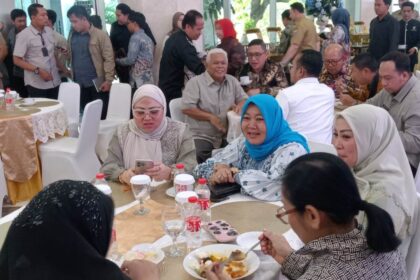 Anggota Komisi D DPRD DKI Jakarta, Neneng Hasanah (hijab biru) saat acara halalbihalal DPRD DKI dan gubernur.(Foto Sofian/ipol.id)