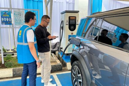 Petugas PLN mendampingi pemudik yang menggunakan kendaraan listrik saat melakukan pengisian daya kendaraan listrik di SPKLU PLN UP3 Cirebon. Foto: Dok PLN
