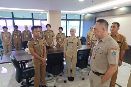 Asisten Pemerintahan Pemerintah Kota Administrasi Jakarta Timur, Eka Darmawan saat melakukan inspeksi mendadak (Sidak) para pegawai Aparatur Sipil Negara (ASN) di lingkungan Kantor Pemkot Jaktim, pada Selasa (8/4/2025) pagi. Foto: Joesvicar Iqbal/ipol.id