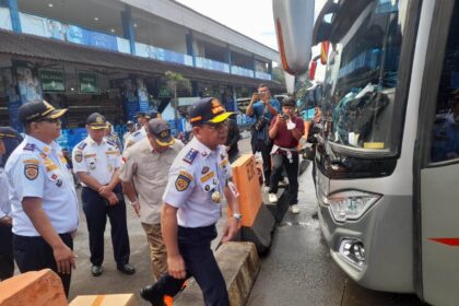 Kepala Dishub DKI Jakarta, Syafrin Liputo, didampingi Kepala Terminal Kampung Rambutan, Yulza Ramadhoni dan kepolisian saat mengecek pelayanan, bus dan penumpang dalam arus balik pemudik libur Lebaran di Terminal Kampung Rambutan, Ciracas, Jakarta Timur, pada Senin (7/4/2025). Foto: Ist