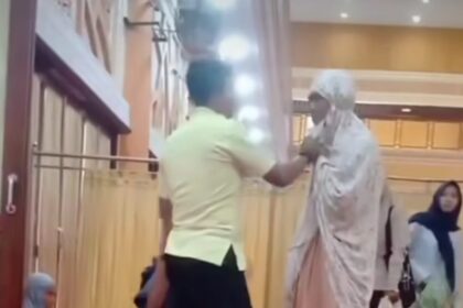 Mahasiswa tertangkap basah menyamar menggunakan mukena. Foto: Tangkapan Layar Instagram @medsoszone