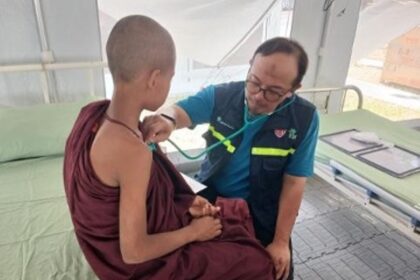 Sejumlah warga mendapatkan pelayanan kesehatan dari Tim Kemanusiaan Indonesia tergabung dalam Emergency Medical Team (EMT) di Pos Kesehatan Indonesia bertempat di lingkungan Rumah Sakit 50 Bed Oattara Thiri Township, Naypyitaw, Myanmar, Rabu (16/4/2025). Foto: EMT Indonesia.