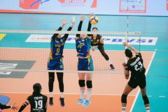 Pemain Jakarta Electric PLN, Polina Shemanova melakukan block untuk menahan serangan pemain Jakarta Pertamina Enduro pada lanjutan babak Final Four PLN Mobile Proliga 2025 yang digelar di GOR Jatidiri, Semarang, Jawa Tengah, Minggu (27/4/2025). Foto: Dok PLN