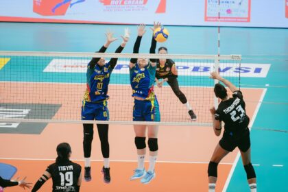 Pemain Jakarta Electric PLN, Polina Shemanova melakukan block untuk menahan serangan pemain Jakarta Pertamina Enduro pada lanjutan babak Final Four PLN Mobile Proliga 2025 yang digelar di GOR Jatidiri, Semarang, Jawa Tengah, Minggu (27/4/2025). Foto: Dok PLN