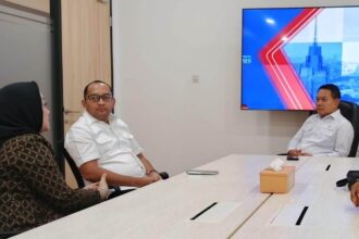 Ketua Pembina Yayasan Salman Peduli Berkarya, Heikal Safar didampingi Ketua Yayasan Salman Peduli Berkarya, Nofalia Heikal saat melakukan kunjungan kerja silaturahmi dengan Jenderal TNI (Purn) Dudung Abdurachman, Penasihat Khusus Presiden Bidang Pertahanan Nasional di Jl. Veteran III, Gambir, Jakarta Pusat, Rabu (23/4/2025). Foto: Ist