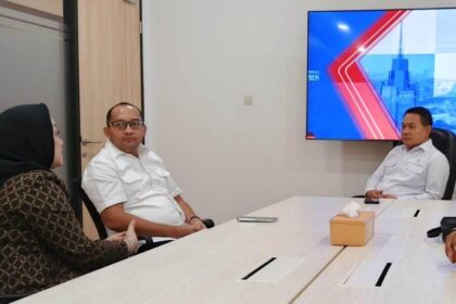 Ketua Pembina Yayasan Salman Peduli Berkarya, Heikal Safar didampingi Ketua Yayasan Salman Peduli Berkarya, Nofalia Heikal saat melakukan kunjungan kerja silaturahmi dengan Jenderal TNI (Purn) Dudung Abdurachman, Penasihat Khusus Presiden Bidang Pertahanan Nasional di Jl. Veteran III, Gambir, Jakarta Pusat, Rabu (23/4/2025). Foto: Ist