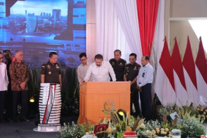 Jaksa Agung ST Burhanuddin (keempat dari kanan) dalam peresmian gedung baru Jaksa Agung Muda Pidana Khusus (JAM Pidsus) Kejaksaan Agung. Foto: Yudha Krastawan/ipol.id