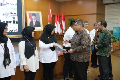 Kepala BPKP, Muhammad Yusuf Ateh bersama Kepala Biro SDM BPKP, Raden Mas Aris Santosa saat menyerahkan 303 SK pengangkatan PPPK BPKP Pusat maupun Perwakilan BPKP pada tahap pertama di Jakarta, Rabu (9/4/2025). Foto: Ist