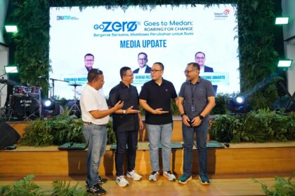 (kiri ke kanan) AVP External Communication Telkom Sabri Rasyid, VP Sustainability Telkom Gunawan Wasisto Ciptaning Andri, SVP Group Sustainability and Corporate Communication Telkom Ahmad Reza, dan EVP Telkom Regional 1 Dwi Pratomo Juniarto pada sesi media update di acara GoZero% Goes to Medan, pada 26 April 2025. Foto: Telkom Indonesia
