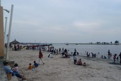 Sejumlah pengunjung Ancol asyik menikmati pemandangan pantai dan bermain pasir putih bersama keluarga, sanak saudara, teman serta kerabat. Foto: Joesvicar Iqbal/dok/ipol.id