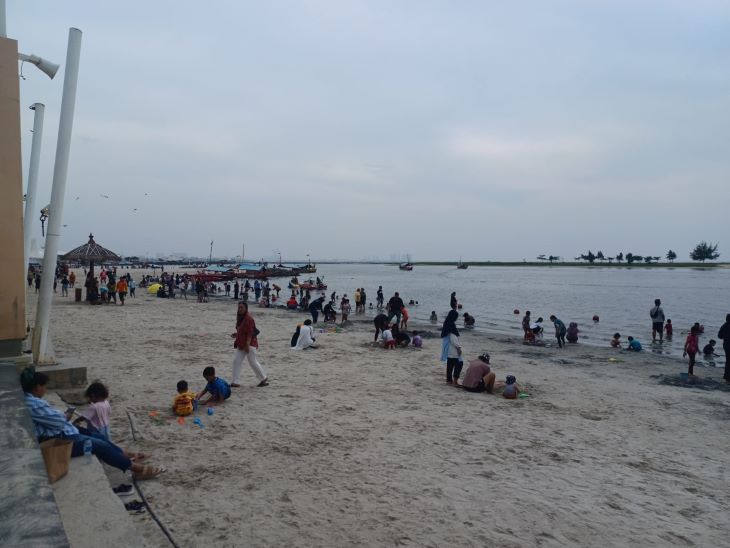 Libur Hari Waisak membuat Taman Impian Jaya Ancol panen pengunjung. Sejumlah pengunjung Ancol asyik menikmati pemandangan pantai dan bermain pasir putih. Foto: dok/Joesvicar Iqbal/ipol.id