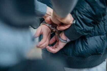 Ilustrasi, RK (32) yang mencuri uang dan emas milik majikannya senilai Rp125,8 juta di Jakarta Barat berhasil ditangkap. Foto: Istock @SimonSkafar