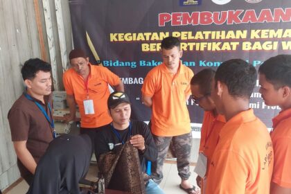 Rumah Tamadun memproduksi limbah kelapa sawit menjadi berbagai produk ramah lingkungan seperti aneka tas, kotak tissue, piring, mangkok, keranjang, lilin aromaterapi, sabun mandi, dan parfum, serta teh daun sawit. Foto: Dok Pertamina