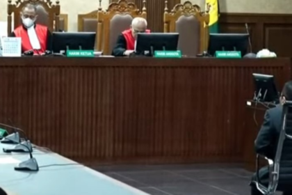 Sekjen PDIP Hasto Kristiyanto dalam sidang putusan sela majelis hakim di Pengadilan Tipikor Jakarta, Jumat (11/4/2025). Foto: ipol.id