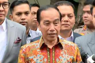 Jokowi usai melaporkan tudukan ijazah palsu di Polda Metro Jaya, Rabu (30/4/2025). Foto: ipol.id