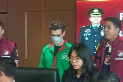 Fachry Albar mengenakan baju tahanan. Foto: Tangkapan layar Inatagram @warga.jakbar