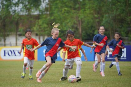 Striker British School Jakarta, Eve Garvey tampil memukau di laga final MilkLife Soccer Challenge – Tangerang 2025 yang berlangsung di Stadion Mini Cisauk, Tangerang, Minggu (27/4). Foto/megapro
