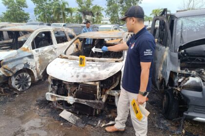 Polisi mendalami kasus terbakarnya 18 mobil di parkiran PT JBA Kota Banjarbaru, Kalimantan Selatan. Foto: dok. Polres Banjarbaru