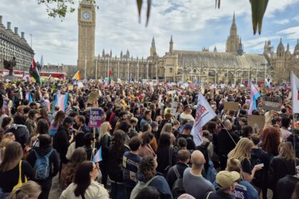 Para pengunjuk rasa untuk memperjuangkan hak-hak transgender di Parliament Square, London, Inggris, Sabtu (19/4/2025). Foto: X