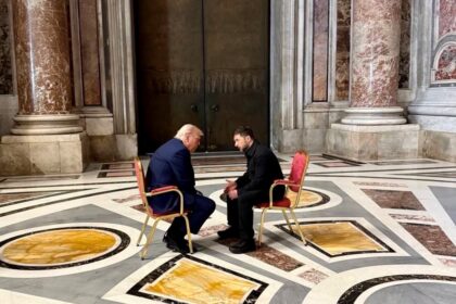 Presiden AS Donald Trump bertemu dengan Presiden Ukraina Volodymyr Zelenskyy di Basilika Santo Petrus di Kota Vatikan. Foto: X @WhiteHouse