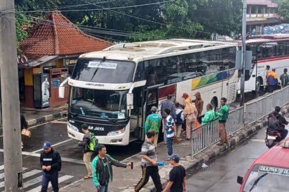 Suasana arus balik para penumpang pemudik tiba di Terminal Kampung Rambutan, Jakarta Timur, pada Rabu (2/4/2025) siang, mulai terlihat menggeliat. Foto: Joesvicar Iqbal/ipol.id