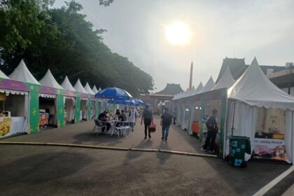 Suasana libur Hari Raya Idulfitri 1446 Hijriah/2025 di Taman Mini Indonesia Indah (TMII) ramai pengunjung. Berbagai promo menarik disuguhkan pengelola tempat wisata di timur Jakarta pada Lebaran tahun ini. Foto: Joesvicar Iqbal/ipol.id
