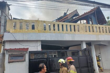 Sejumlah petugas Damkar berjibaku memadamkan api yang membakar lantai 2 rumah mewah di Jalan Garuda, RT 002 RW 001, Kelurahan Pasir Gunung Selatan, Kecamatan Cimanggis, Kota Depok, Rabu (2/4/2025) siang. Foto: Ist