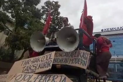 Pengemudi ojol saat menggelar aksi di depan gedung Kemenaker.(Foto Sofian/ipol.id)