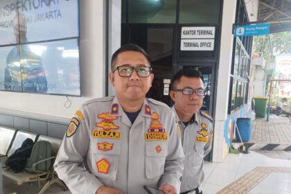 Kepala Terminal (Kater) Kampung Rambutan, Yulza Ramadhoni didampingi Komandan Regu Terminal Kampung Rambutan, Efriendi, memberikan keterangan puncak arus balik penumpang bus AKAP terjadi pada hari Sabtu (5/4) dan Minggu (6/4) di Terminal Kampung Rambutan, Ciracas, Jakarta Timur, Rabu (2/4/2025). Foto: Joesvicar Iqbal/ipol.id