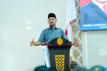 Gubernur Sulawesi Selatan Andi Sudirman Sulaiman menegaskan pentingnya infrastruktur sebagai kunci utama dalam mendorong investasi dan kesejahteraan masyarakat dalam pertemuan “Tudang Sipatangngareng” yang digelar di Aula Rumah Jabatan Bupati Bone, Selasa (1/4/2025).