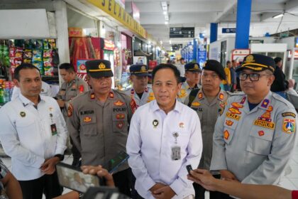 Staf Ahli Menko Polkam Bidang Ketahanan Nasional, Marsda TNI Oka Prawira, saat meninjau langsung Terminal Kampung Rambutan, Jakarta, Rabu (2/4/2025). Foto: Dok Kemenko Polkam