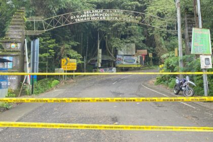 Akses jalan penghubung Mojokerto dan Kota Batu (Jalan Raya Pacet - Cangar) ditutup sementara karena bencana tanah longsor, pada Kamis (3/4/2025). Foto: Ist