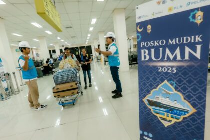 Petugas PLN ketika bersiaga di Posko Mudik BUMN 2025 di Pelabuhan Tanjung Priok, memastikan para pemudik nyaman berangkat ke kampung halaman. Foto: Dok PLN