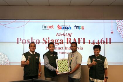 (Kiri ke Kanan) Direktur Utama Finnet Rakhmad Tunggal Afifuddin, VP Product Strategy & Development M. Doni Kurniawan, Penerima CSR Imam, dan Direktur Technology, Product & Operation Finnet Apep M.K Noormansyah saat kick Off Posko Siaga Ramadan dan Idulfitri (RAFI) 1446H, beberapa waktu yang lalu. Foto: Telkom Indonesia