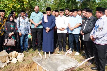 Menteri Agama Republik Indonesia (RI), KH Nasaruddin Umar bersama pengusaha muda, Heikal Safar dalam mendukung program Makan Bergizi Gratis (MBG) dan peletakan batu pertama pembangunan enam dapur mandiri di Kabupaten Bone, Provinsi Sulawesi Selatan, pada Selasa (8/4/2025). Foto: Ist
