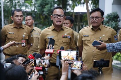 Wakil Menteri Dalam Negeri (Wamendagri) Bima Arya Sugiarto dan jajaran memberikan keterangan pada awak media soal Bupati Indramayu, Jawa Barat, Lucky Hakim berlibur ke Jepang di Kantor Kementerian Dalam Negeri (Kemendagri), Jakarta, Selasa (8/4/2025). Foto: Ist