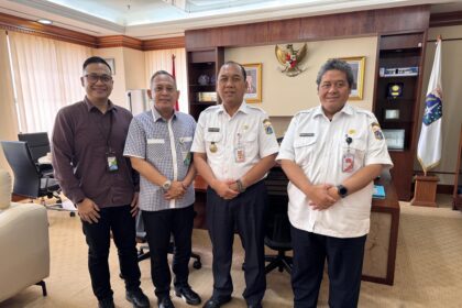 Kantor Cabang BPJS Ketenagakerjaan Grha BPJamsostek bersilaturahmi dan rapat koordinasi dengan Wali Kota Jakarta Barat (Jakbar) Uus Kuswanto, di Kantor Pemkot Jakarta Barat, Rabu (9/4/2025).