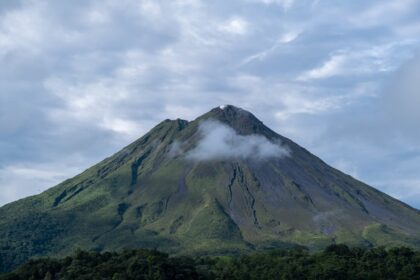 Ilustrasi - Gunung berapi. Foto: Freepik