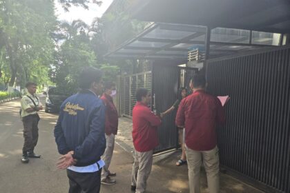 Direktorat Upaya Hukum Luar Biasa (UHLBEE) Kejaksaan Agung dan tim Jaksa Eksekutor Kejaksaan Negeri (Kejari) Jakarta Pusat saat melaksanakan sita eksekusi terhadap satu unit tanah dan bangunan milik Tony Budiman. Foto: Dok Puspenkum Kejaksaan Agung