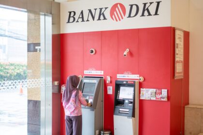 Ilustrasi nasabah Bank DKI saat melakukan transaksi di mesin ATM. (Foto istimewa)