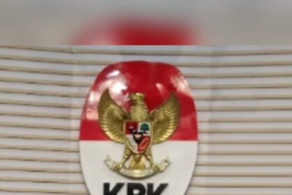 Logo Komisi Pemberantasan Korupsi (KPK) yang berada di dalam press room Gedung Merah Putih, Kuningan, Jaksel. Foto: Dok ipol.id/Yudha Krastawan