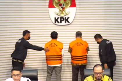 Direktur Penyidikan KPK, Asep Guntur Rahayu (kiri) dalam konferensi pers penahanan dua tersangka korupsi jual beli gas yang melibatkan PT PGN dan PT IAE di Gedung Merah Putih KPK, Jakarta, Jumat (11/4/2025). Foto: Live streaming YT @kpkri