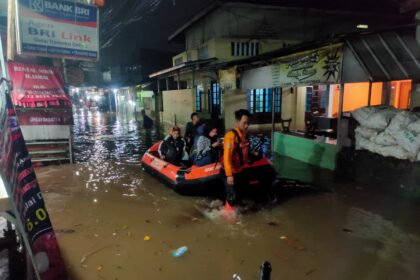 Kondisi air meluber merendam dua desa berada di Kecamatan Bojong Gede, Kabupaten Bogor, Jawa Barat, yaitu Desa Rawa Panjang dan Desa Pabuaran. Petugas BPBD Kabupaten Bogor bersama tim gabungan mengevakuasi warga terdampak banjir, Minggu (13/4/2025) malam. Foto: Ist
