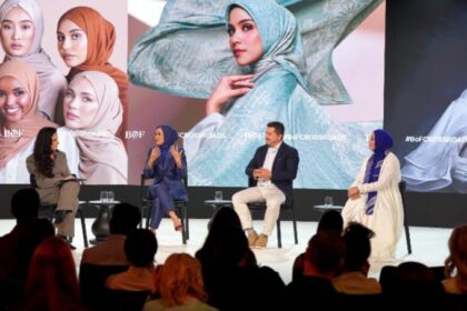 (ki-ka) Linda Anggrea, Chief Executive Officer; Kerim Ture, Founder and Former Chief Executive Officer, Modanisa; dan Rabia Z. Zargarpur Chief Executive Officer and Creative Director, Rabia Z. Zargarpur and Modest Fashion Academy dalam acara Business of Fashion (BoF) Crossroads 2025 di Dubai, (11/4/2025). Foto: Ist